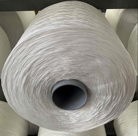 Hilado retorcido de alta tenacidad (aproximadamente 75-80 cN/tex), sin acondicionar para la venta al por menor, presentado en bobinas de peso superior a 1000 g, de filamentos de poliéster, no texturados, formado por dos cabos (ver imagen) con más de 400 monofilamentos unidos con torsión (más de 300 vueltas por metro), de título total inferior a 10.000 dtex.
Está destinado a la fabricación de neumáticos.
Forma de presentación en la aduana: Palets con 36 bobinas.
Longitud del hilado: 27000 metros aproximadamente.
Peso de las bobinas: 10.070 kg netos.