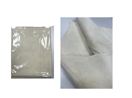 Gamuza de piel de ovino. 
Medidas 40 cm x 27 cm.
Se utiliza para el secado de carrocerías de vehículos, motos, furgonetas en el proceso de lavado. Altamente resistente y duradera.
Se presenta para su venta al por menor en un blíster con una unidad.