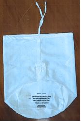 Saco textil confeccionada en tejido no de punto con fibras sintéticas de poliéster.
Se cierra estirando los cordones mediante un nudo. Dispone de distintas medidas en función del tamaño de la almohada.
Se utiliza para el transporte de la almohada desde la tienda al hogar. La almohada se transporta en el saco y posteriormente se saca para su uso.