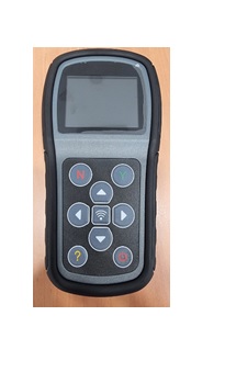 Aparato de perfil semirectangular que incorpora una pantalla en su parte superior y que se utiliza en vehículos automóviles realizando tres funciones: 
1.- Programar, de acuerdo a marca y modelo del vehículo, sensores TPMS (Tire Pressure Monitoring System) universales dándoles un código nuevo que debe ser introducido en la centralita electrónica del coche 
2.- Clonar una válvula existente, recaba los datos de la válvula que está instalada en el vehículo con baja batería y los traslada a un sensor universal TPMS de manera que no hay que introducir ningún número en la centralita del coche 
3.- Leer el estado de la válvula en cuanto a nivel de batería.