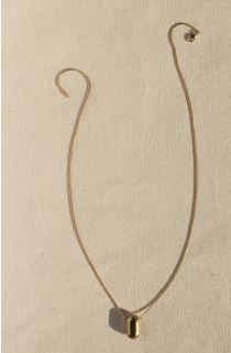 Gargantilla compuesta por cadena de latón de aproximadamente 56 cm y un colgante ovalado en latón macizo. La cadena esta galvanizada (por electrolisis) con una finísima capa de oro (media micra).
Se utiliza como adorno personal.