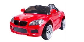 Juguete, coche eléctrico que puede conducir un niño, con cuatro ruedas, dos motores de 25w cada uno, total 50w, batería de 12v 4.6 AH. Dispone de cinturón de seguridad 2 puntos, suspensión trasera y delantera y luces de faros delanteros y traseros. E tiempo de carga: 8 horas para una carga completa.  El coche puede usarse de forma manual o con el mando control remoto. Dimensiones: 105cm*60cm*50cm. Velocidad máxima:  4/5km/h.
Se destina al entretenimiento de los niños. Está destinado a niños de 3 a 5 años dispone de una capacidad de carga máxima de 25 kg.
Se presenta desmontado para su venta al público.