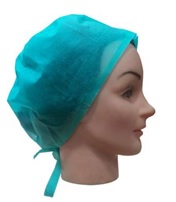 Gorro de polipropileno (PP) de un solo uso, confeccionado con tela sin tejer de fibras sintéticas (polipropileno 25 g/m2). Envuelve la totalidad de la cabeza y la nuca dejando la cara al descubierto. Se ajusta mediante cintas a la cabeza. Un solo uso. Medidas 66 cm x 13,5 cm.
Para uso médico.
Está hecho con fibras sintéticas (Polipropileno (PP) - 25 gr).
Se presenta para su venta al público en cajas de 1000 unidades, cada caja contiene 10 bolsas de 100 unidades.