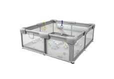 Mueble de metal consistente en un parque infantil compuesto de tubos de acero inoxidable recubiertos de espuma de poliuretano para evitar los golpes, las juntas sestan hechas de polietileno de alta densidad (HDPE).
Medidas: 127x127x 65 cm.
Se utiliza para dejar al bebé dentro y juegue, no teniendo que vigilarle como se haría si estuviera moviéndose por la habitación. El bebé juega y descansa dentro.
Se presenta para su venta al público junto con los agarradores de plástico, las pelotas, la alfombrilla y los muñecos. Se clasifica independientemente. No es un surtido.