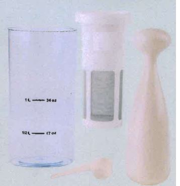 Surtido acondicionado para la venta al por menor en un único embalaje compuesto por: un vaso trasparente graduado de plástico, un mortero también de plástico, una cuchara dosificadora de este mismo material y un filtro con cuerpo de plástico y rejilla de filtrado de acero inoxidable.
Según declaración del solicitante se destina a la extracción de “leche vegetal” con ayuda de una batidora de mano (no presente en este surtido).