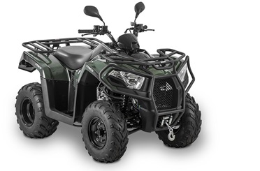 Vehículo de cuatro ruedas (denominado «vehículo todoterreno») con motor de émbolo (pistón) de encendido por compresión, potencia 28,88 kW y masa en vacío y en marcha inferior a 600 kg.
El vehículo se identifica conforme a la legislación de la Unión Europea (reglamento (UE) 167/2013, cuya última modificación es el reglamento (UE) Nº 2018/830) por la autoridad competente en esa materia, como vehículo de la categoría T3b, es decir, tractor agrícola o forestal de ruedas, de motor, con dos ejes al menos y una velocidad máxima de fabricación igual o superior a 6 km/h, cuya función resida fundamentalmente en su potencia de tracción y que esté especialmente concebido para arrastrar, empujar, transportar y accionar determinados equipos intercambiables destinados a usos agrícolas o forestales, o arrastrar remolques agrícolas o forestales. (Directiva 2003/37/CE).
El vehículo presenta las siguientes características:
-	un asiento único con cabida solo para el conductor, del tipo usado en motocicletas;
-	un sistema de dirección parecido al de un vehículo tradicional controlado por un manillar. 
-	Velocidad máxima: 40 km/h.