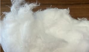 Desperdicios de algodón cardados, procedentes de las fibras que se obtienen del deshilachado de trapos nuevos. Las fibras tienen una longitud de 15 a 300 mm, son de algodón 100% o algodón 70%-80% y resto sintético. Una vez deshilachado, el desperdicio de algodón pasa por dos tambores de cardado.
Es utilizado por las hilaturas “de open end” para fabricar hilo.
Algodón o mayoritariamente algodón combinado con fibras sintéticas.
El proceso de deshilachado se realiza con maquinaria que deshilacha los trapos hasta que solo quedan las fibras que lo componen y se embalan en balas de 350 a 390 Kg.