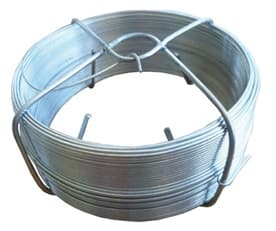 Alambre de hierro o acero sin alear, obtenido por trefilado en frio y cincado.
Su contenido de carbono es inferior al 0.25% en peso y su mayor dimensión del corte transversal es inferior a 0.8 mm. Se puede presentar en rollo o bobinas con diferentes longitudes.