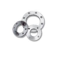 Brida loca de acero inoxidable, no moldeada, de perfil circular con un hueco también circular y concéntrico con el perfil exterior en su interior. Se presenta con diferentes diámetros y dispone de orificios circulares en su contorno
Según declaración del solicitante se usa como accesorio de tuberías de PE