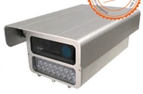Sistema de cámaras “all in one” que procesa analíticas de video aplicadas a vehículos y detecta infracciones de tráfico. Utiliza una cámara con un sensor CMOS ultrasensible de alta resolución en el análisis de las imágenes y otra cámara de entorno ONVIF para grabar evidencia de infracciones. Además, dispone de un procesador interno de cuatro núcleos que procesa internamente tanto las analíticas de video como la detección de infracciones y entrega únicamente los resultados, ahorrando así ancho de banda. Dispone además de almacenamiento interno.
El análisis de las imágenes de video tiene por objeto: lectura de matrículas, cálculo de velocidad, detección de color, clasificación (motocicleta, turismo, SUV, camión, bus), marca del vehículo además de sentido, carril y país.
Así mismo permite detectar infracciones de tráfico como:
Cálculo de velocidad media o por tramo; control de foto rojo; control de foto stop; control de giro indebido; detección de sentido contrario; paro indebido (en zona prohibida); control de áreas restringidas para zonas peatonales o centros históricos; control de Zonas de Bajas Emisiones (ZBE); control de carriles dedicados a taxis o a buses.
Cuenta con un puerto socket estándar RJ45 y 23 LEDs infrarrojos estroboscópicos para la iluminación de las matrículas durante la noche.
Almacenamiento estándar de 60GB Slot SD para ampliar hasta 2 TB.
Dimensiones: 364 x 238 x 154 mm.
Peso: 7,5 kg.
Material: carcasa de aluminio.