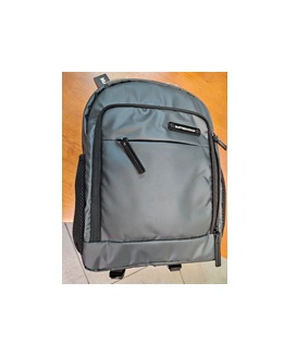 Mochila con la superficie exterior de materia textil (nylon). Está diseñada para llevar a la espalda mediante dos correas. Dispone de asa y de compartimento central acolchado. Presenta bolsillos laterales tipo red de poliéster y en la parte central la marca de la empresa.
Medidas: (27 largo x 27 alto x 13 ancho cm)
Se utiliza para transportar en su interior distintos artículos.