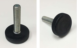 Artículo consistente en un tornillo de acero revestido de cinc dotado de roscas métricas que pueden ser M8 o M10 insertado en una pieza circular de polietileno que no dispone de ranuras. Se presenta con longitudes de 33, 40. 46 o 47 mm.
Según declaración del solicitante trata de un pie nivelador para mobiliario que permite ajustar la altura roscando o desenroscando la pieza.