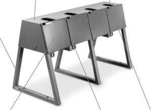 Soportes para aparcar patinetes fabricados en su mayor parte con chapa de acero cincado. Están formados por tres patas tubulares de acero cincado que sostienen cuatro cajones de chapa de acero galvanizado. Cada cajón incorpora su propia puerta con cerradura. La parte superior del cajón dispone de un hueco por donde se introduce el manillar del patinete.
Se instala de forma fija en el suelo a través de cuatro taladros de 8 mm de diámetro que se aseguran con taco anclaje metálico.
Sus dimensiones aproximadas son de: 690 mm de altura x 1202 mm de ancho x 583 mm de largo. Peso 50 kg.
Se presenta montado en caja de cartón.
Según declaración del solicitante este artículo está diseñado para aparcar patinetes.
65 % de chapa de acero galvanizado, 35 % de tubo de acero galvanizado.