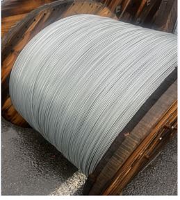 Alambre de acero sin alear revestido de zinc con un contenido de carbono superior o igual al 0.6% en peso.
Estos alambres se presentan en bobinas y pueden tener un diámetro/corte transversal de entre 2.00mm y 3.00mm.
Dependiendo del diámetro del alambre el peso del producto es de entre 25 a 100 kg/km.
Según declaración del solicitante el producto se presenta ante la aduana en bobinas de madera, con un peso aproximado de 2.000/2.500 kg por bobina. Las cargas completas suelen contener entre 8/10 bobinas, dependiendo del peso por unidad. 
Esta IAV sólo es válida para alambres con un diámetro igual o inferior a 3mm.