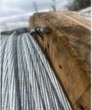 Cable de acero formado por torsión de 7 alambres iguales revestidos con zinc con un contenido de carbono superior o igual al 0.6% en peso.
Estos cables pueden tener los diámetros comprendidos entre 7x2.00 mm. hasta 7x3.51 mm.
Su mayor dimensión del corte transversal (diámetro) es superior a 3 mm.