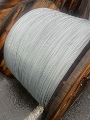 Alambre de acero sin alear chapado con aluminio con un contenido de carbono en peso superior o igual al 0.6% e inferior al 2%. Sus diámetros están comprendidos entre los 2 y los 4,77 mm y se presentan con diferentes grosores de recubrimiento de aluminio.
Se presenta en rollos.