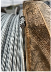 Cables formados por 7 alambres iguales (con un diámetro individual que puede ser de 2,25 mm o 3,08 mm o 3,38 mm) de acero sin alear chapados con aluminio con un contenido de carbono superior o igual al 0.6% en peso.
Se obtienen únicamente por torsión y sus diámetros son mayores a 3 mm (comprendidos entre 7x 2.25mm y 7 x 3.67mm.)
Se presenta en rollos.