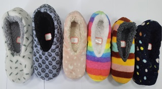 Calzado de casa con parte superior textil 100% poliéster y con suela confeccionada en textil, con motas y letras antideslizantes de PVC, siendo la parte textil la de mayor proporción. El interior de la zapatilla es de borreguito. La suela reúne las características de durabilidad y/o resistencia generalmente requeridas para el uso normal de la suela exterior.
Tallas: S, M, L, XL
Se utiliza como zapatilla de casa o pantufla.
Composición: Poliéster y PVC.
Dimensiones: 24 cm. Peso: 100 gramos.