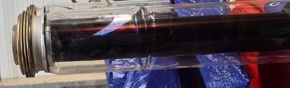 Artículo para capturar y retener energía solar de forma tubular. Está formado principalmente por un tubo interior metálico, generalmente de acero inoxidable, rodeado por un tubo exterior de vidrio borosilicato. Entre ambos hay una cámara de vacío que minimiza las pérdidas de calor por conducción y convección.
Estos artículos tienen un recubrimiento selectivo basado en materiales como cromo negro o cermet que permite optimizar la radiación solar.
Según declaración del solicitante su función es absorber la radiación solar concentrada por espejos parabólicos y transferir el calor al fluido que circula por el interior del tubo metálico.