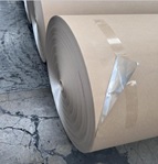 Papel Kraft Liner de un gramaje de 150 gr, está impregnado de adhesivo y revestido por una cara con aluminio.
Sus dimensiones: 1.000/1.150 centímetros de diámetro y 1.000/1.150 centímetros de largo.
Se utiliza para la fabricación de envases y embalajes.
Se presenta en bobinas de aproximadamente 850 kg.