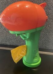 Pulverizador de líquidos compuesto por una pistola que incorpora un tubo de aspiración conectado a la boquilla y a través de la bomba de aspiración pulveriza el líquido con el que se haya rellenado. La empuñadura de la pistola dispone de un hueco para poder incluir un rollo de bolsas. No incorpora ni liquido ni el rollo de bolsas para recogida de las defecaciones de los perros.
Se utiliza como limpiador de orines de perros.