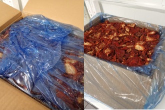 Este producto es tomate, en mitades, seco, sin pelar, en agua y sal. El contenido en sal es de 11,80 gramos de NaCl por cada 100 gramos del producto. Los tomates mitades secados al sol se presentan en cajas de cartón que contienen 10 kilos de tomate seco por caja. En el interior de la caja el tomate viene envuelto en una bolsa plástica para que no esté en contacto directo con el cartón, pero no está al vacío.
Concebido para uso alimentario.