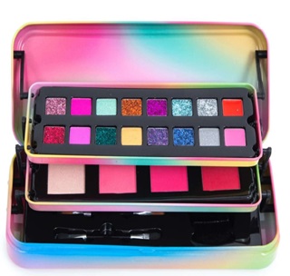Surtido acondicionado para la venta al por menor compuesto de catorce sombras de ojos, dos coloretes para labios, dos coloretes en polvo, dos polvos compactos, un pincel de labios de doble punta, un aplicador de sombra de ojos de doble punta, una brocha de colorete.
Se utiliza como maquillaje.
Se utiliza para su venta al por menor en un estuche.