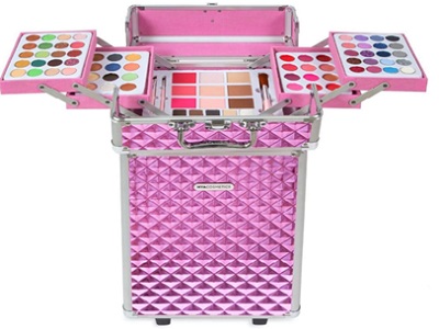 Surtido acondicionado para la venta al por menor compuesto de cuarenta sombras de ojos, doce brillos de labios, ocho correctores en crema, cuatro delineadores de ojos, cinco contornos de cejas, tres coloretes, tres contornos faciales, tres iluminadores faciales, una brocha para colorete, una brocha para labios, una sombra de ojos.
Se utiliza como maquillaje.
Se utiliza para su venta al por menor en un trolley.