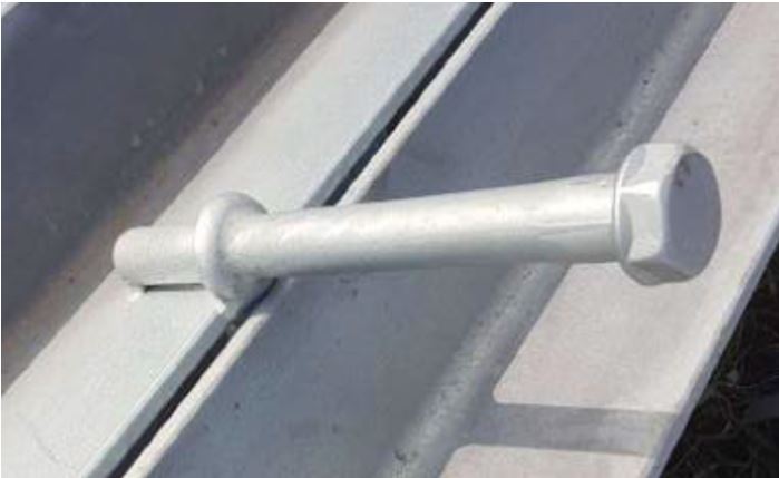 Manufactura de acero al carbono galvanizado en forma de barra con secciones de diferentes diámetros y cabeza hexagonal.
Las longitudes del vástago van de los 220 a los 310 mm y las de la cabeza hexagonal son de aproximadamente 39,5 x 36 mm o de 45,2 x 41 mm.
Se trata de un artículo forjado en caliente, mecanizado, sometido a un tratamiento térmico y recubierto que se unirá por soldadura al resto de la estructura.
Se presentará ante la aduana a granel en cajas de madera o de cartón.
Según declaración del solicitante este artículo se utilizará como peldaño de escalada para torres de tendido eléctrico y estructuras metálicas.