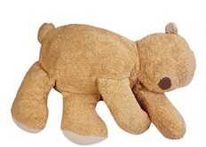 Cojín con forma de peluche relleno (oso) tumbado. De gran tamaño. 
Peso:2,6 kg.
Medidas 30x 70x100cm.
Según declaración del interesado se trata de un puf que sirve para apoyarse, sentarse.
Funda: 97% algodón y 3% de otras fibras; el cuerpo está relleno de bolas 100% poliestireno; y las patas están rellenas de 100% poliéster: