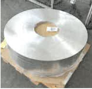 Cintas de aluminio con un grosor de 0,1 mm y anchos de 20, 25 o 35 mm. que se presenta en bobinas con 45 kg de peso aproximado.
Está compuesta por una parte interior formada por tres capas: una central de aleación de aluminio (núcleo) recubierta en sus dos caras por una capa de aleación de otros metales. El contenido de aluminio de esta parte interior es superior al 90%. 
Esta parte central está, a su vez, recubierta por ambas caras por una capa de aleación de aluminio con alto contenido en silicio que representa aproximadamente el 10% del grosor del artículo y tiene una temperatura de fusión inferior a la del núcleo.
El porcentaje total de aluminio en el artículo final es superior al 90%.
Según declaración del solicitante este artículo se destina a la fabricación de aletas para intercambiadores de calor de micro canal.