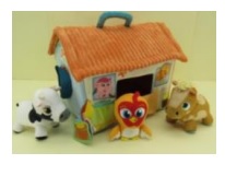 Surtido acondicionado a la venta al por menor compuesto por una casa granja hecha de material textil con 3 peluches textiles rellenos con forma de animal (caballo, vaca y loro).
Emite sonidos y música.
Se destina al entretenimiento de los niños.
Composición: Textil.