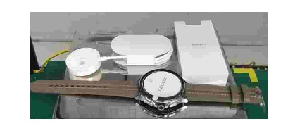 Dispositivo electrónico diseñado para llevarse en la muñeca como un reloj (smart watch). Dispone de pantalla táctil circular, batería recargable de 495 mAh, sensores de frecuencia cardiaca e impedancia bioeléctrica, sistema de navegación por satélite (GPS, GLONASS, etc.), micrófono, conexiones inalámbrica Bluetooth, wifi, NFC, etc.
Este artículo es capaz de dar la hora y lleva incorporadas otras funcionalidades (medición de frecuencia cardiaca, navegación, etc.) y necesita una sincronización inicial con el dispositivo anfitrión (teléfono inteligente) para poder desarrollar todas sus funcionalidades.
Según declaración del solicitante este artículo incorpora una e-sim independiente que le permite responder a llamadas y mensajes sin necesidad de utilizar el teléfono inteligente, así como conectarse directamente a la red 4G LTE.
Transmisión de datos, medición de frecuencia cardiaca, navegación, reloj, etc.