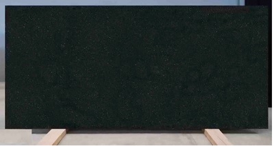 Planchas fabricadas a partir de la mezcla de gránulos o polvo de piedra natural y vidrio reciclado, pigmentos y aditivos todos ellos aglomerados con una resina poliéster. 
Estas planchas se obtienen por moldeo y prensado de esta mezcla, corte del bloque obtenido a las dimensiones deseadas y pulido con lo que se consigue un producto parecido a la piedra natural.
Se presentan con los bordes sin mecanizar y con unas dimensiones aproximadas de: 1.440 x 3.050 x 12 mm; 1.440 x 3.050 x 20 mm y 1.440 x 3.050 x 30 mm.
Según declaración del solicitante se usará en encimeras de cocina, baños, escaleras, etc. así como en revestimientos de interior.