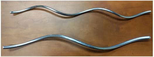 Varillas pulidas de aluminio aleado que se presentan con dimensiones de:
-	220 cm de longitud y 6,35 mm de diámetro y
      -    50 cm de longitud y 4,62 mm de diámetro.
Estas varillas están retorcidas en espiral en toda su longitud y no se pueden enrollar.
Se presentan en cajones de madera y cajas de cartón con 300 unidades por cajón y 50 por caja.
Según declaración del solicitante se utilizan en la retención y amarre de los conductores de líneas eléctricas de distribución con aisladores rígidos tanto verticales como horizontales, así como los aisladores y carretes, dando forma determinada a la dimensión interna de los cables a amarrar.