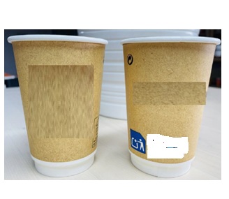 Vaso de papel con un revestimiento de plástico PE (Polietileno) que constituye menos del 50% del grosor total del material con el que está fabricado este artículo.
Se presenta en la aduana envasado en cajas, que contienen 25 bolsas de 16 vasos cada una (400 unidades en total por caja).
Según declaración del solicitante se trata de un vaso para café.
