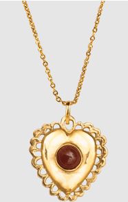 Artículo de adorno personal, collar metálico con colgante tambien metalico  en forma de corazon que incorpora un ágata.  
La cadena tiene unas medidas de 44 cm.
Se utiliza como objeto de adorno personal.
Latón
La cadena y el colgante de latón están bañados (por electrolisis) con una capa de oro de 18 quilates (tres micras la cadena y dos micras el colgante).