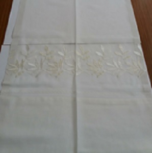 Articulo consistente en un tejido con un contenido de filamentos de fibras sintéticas superior o igual al 85%. Dispone de bordados de flores.
Uno de los bordes longitudinales del articulo está provisto de un doble que forma el dobladillo de la cortina. El borde opuesto tiene un orillo verdadero que evita el deshilachado.
La longitud del tejido que se corta del rollo corresponde a la anchura de la futura cortina. El tejido se transformará en una cortina de visillos siendo la parte inferior la parte del dobladillo.
Según declaración del interesado se utiliza para la realización de visillos, colchas, cuadrantes.
Se presenta e rollos con un ancho de 2,80 metros y una longitud de entre 25-30 metros.