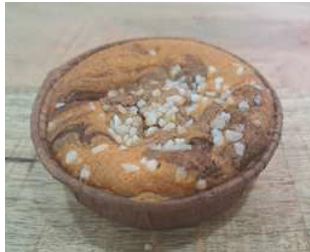 Tartaleta de chocolate. Producto de bollería sin gluten relleno de crema de cacao.  Contiene más de un 5% de sacarosa en peso. Se presentan en envases individuales de polipropileno biorientado transparente. unidades de 100 gramos, en cajas de cartón de 2,4 kilos (24 piezas).
Apto para la alimentación humana. El aceite de palma utilizado está certificado bajo el esquema RSPO, que garantiza la sostenibilidad del mismo.