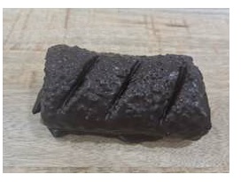 Caña de crema sabor vainilla con cobertura de chocolate. Producto de bollería sin gluten.  Contiene más de un 5% de sacarosa. Se presentan envasados en paquetes de 180 gramos, de polipropileno biorientado, 2 unidades de 90 gramos por paquete. Cada caja de 3.240 gramos contiene 18 paquetes.
Apto para la alimentación humana.