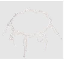 Artículo de adorno personal, collar de perlas cultivadas con broche tambien de perlas. Las perlas esatan ensartadas en un hilo de nylon pero no van anudadas una a una, unicamente se anuda en en los extremos.
Tiene una longitud de 40 cm.
Se utiliza como objeto de adorno personal.