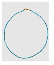 Artículo de adorno personal, collar de piedras semipreciosas. El collar dispone de  broche y cadena alargadora (7cm) de latón. Las turquesas van pasadas por el hilo de nylon.  El collar tiene una longitud de 38 cm y las turquesas miden 3 milimetros de diametro.
El broche  y la cadena metálica estan bañadas por electrolisis en oro de 18 quilates (1 micra).
Se utiliza como objeto de adorno personal.
Turquesas y latón.
