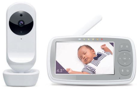 Sistema de video vigilancia para bebes compuesto por una cámara de televisión (unidad del bebé) y un receptor de televisión (unidad de los padres) con pantalla en color LCD de 4,3 pulgadas de diámetro y reproductor de imagen.

Además dispone de: reproductor de sonido que puede estar en la unidad del bebé o en ambas unidades dependiendo del modelo, micrófono, conectividad WIFI para visualización a través de un teléfono inteligente o dispositivo similar, conectividad por inalámbrica (a 2,4 GHz) para visualización local, sensor de temperatura, etc.

Se presenta embalado en una caja que contiene las dos unidades, conectores, etc.
la video vigilancia a distancia de bebés.