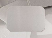 Láminas de hojalata de forma rectangular y biseladas en los bordes obtenidas mediante estampación en frío.
Se utilizan para forrar imanes rectangulares del tipo MAG-SOUVENIR.
Se presentan en dos modelos con distintas dimensiones.
-	Medidas modelo 1: 8,6 x 8,6 x 0,2 cm. Peso :0,012477 Kg/pz.
-	Medidas modelo 2: 4,8 x 12,4 x 0,2 cm. Peso: 0,0092635 Kg/pz