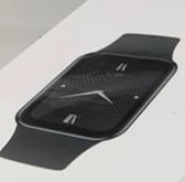 Dispositivo electrónico portátil diseñado para llevarse en la muñeca como un reloj con unas dimensiones aproximadas de 46,09 x 33,39 x 9,99 mm. 

Dispone de: pantalla táctil de 1,74 pulgadas, batería de polímeros de iones de litio con 289 mAh de capacidad, conectividad inalámbrica Bluetooth, acelerómetro, giroscopio, sensor de frecuencia cardiaca, sistema de navegación por satélite, etc.

Según declaración del solicitante este artículo tras una configuración inicial y estando sincronizado con el dispositivo anfitrión (teléfono inteligente, etc.) es capaz de recibir notificaciones (de llamadas telefónica, de SMS, etc.) y mensajes pudiendo leerlos hasta un máximo de 200 caracteres, no pudiendo contestar a estos mensajes o llamadas telefónicas, salvo en el caso de estas últimas que admite respuestas predefinidas por SMS.

Sin estar sincronizado con el dispositivo anfitrión, previa configuración inicial, este artículo es capaz de dar la fecha y hora, establecer alarmas, funcionar como GPS, etc. Además, sin estar sincronizado también es capaz de monitorizar el estrés, el sueño, la frecuencia cardiaca, el oxígeno en sangre, etc. aunque para el análisis de estos datos necesite sincronizarse con el dispositivo anfitrión.

Se presenta conjuntamente con un cable de carga y un manual de usuario.