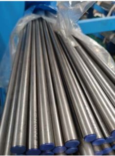 Tubos de acero al carbono sin soldadura, estirados o laminados en frío, de diámetro exterior inferior o igual a 406,4 mm, con un valor de carbono equivalente (CEV) igual o inferior a 0,86 según la fórmula y el análisis químico del Instituto Internacional de la Soldadura (IIW).
Estos tubos se utilizan para la fabricación de circuitos hidráulicos o componentes de automoción.
Tipos de acero: E235 y E355.
Diámetro exterior: Ø 6, 8, 10, 12, 14, 15, 16, 18, 20, 22, 25, 28, 30, 32, 35, 38, 40, 42, 45 y 50mm. 
Espesor de pared: 1, 1.5, 2, 2.5, 3, 3.5, 4 y 5mm.

Estos tubos se suministran aceitados o electro-cincados para una mayor resistencia a la corrosión.
Se suministran a una longitud de entre 3000mm y 6000mm y con tapones en los extremos.
No se suministran con accesorios.