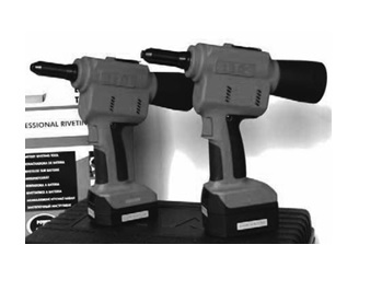 Herramienta manual de remachado que combina máquinas simples, palancas, cuñas, tornillos, resortes, etc., que incorpora motores eléctricos accionados con baterías de litio, para fijar con remaches ciegos, elementos que no se tengan que desmontar.

Todos los elementos móviles son de acero.

Todos los modelos llevan carcasas de plástico para que su uso sea ergonómico, tapando los elementos que puedan estar en movimiento.
Según declaración del solicitante se usará para fijar con remaches ciegos elementos que no se tengan que separar.