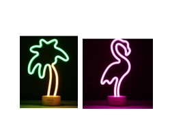 Artículo de iluminación led, lámpara de mesa consistente en una barra de luz con distintas formas sobre una base blanca donde se colocan las pilas para su funcionamiento, las pilas no están incluidas.
- Potencia: 1,2W
- Voltaje: 5V
- Frecuencia: 50Hz
Se utiliza para la iluminación/decoración.
Composición: 20% del total de polímero termoplástico de poliestireno y caucho polibutadieno (HIPS) + 80% del total de plástico (PVC)