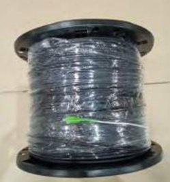 Cable de fibra óptica monomodo de doble chaqueta constituida por una fibra G657A2 enfundada individualmente y con un conector SC/APC en una o ambas extremidades. Está compuesto por los siguientes elementos:

- Núcleo central con tipo de fibra G657A2.
- Recubrimiento primario adherente
- Tubo LSZH de 0,9 mm.
- Cubierta interior (chaqueta interior) blanca de 3.0 mm de LSZH
-  Hilo de aramida 
- Cubierta exterior (chaqueta exterior) negra de 4.6 mm de LSZH.

 Se presenta enrollado en una bobina con una longitud de 500 m.
Se utiliza para la conexión directa a equipos terminales FTTx (Fiber To The x).