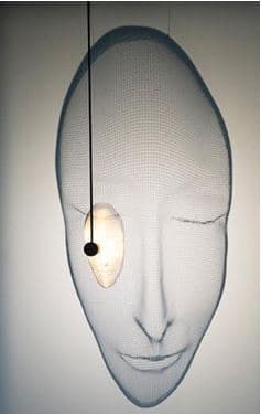 Articulo decorativo (escultura) creada a mano por el artista, hecha de malla metálica (acero). Peso aproximado 200 g, medidas 30 cm de alto y 20 de ancho. La escultura va suspendida del techo mediante sedal y enganches, puede incorporar una luz led de 4 W, que cuelga del techo mediante un cable. Esta pieza pertenece a una edición limitada numerada de 99 piezas.
Está diseñada para servir como articulo decorativo.
Puede ir pintada en negro o dorado.